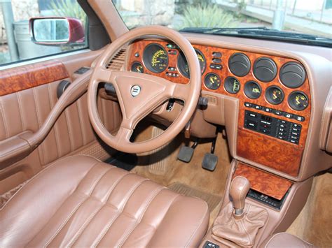 Interior de un Lancia Thema 8.32 con acabados de lujo