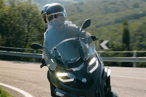 Interior de un Piaggio MP3 con espacio de carga