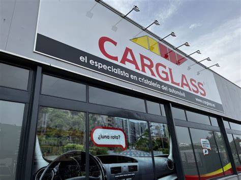 Taller Carglass con un coche siendo reparado