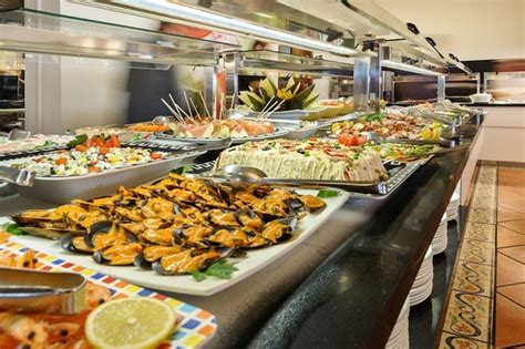 Interior de Buffet Altafulla mostrando variedad de platos