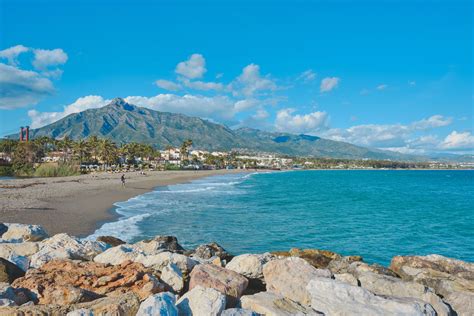 Vista de Marbella con el mar al fondo