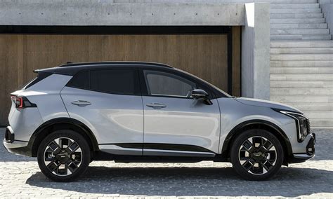 Kia Sportage híbrido en un entorno urbano moderno