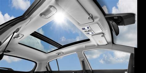 Detalle de las llantas de 19 pulgadas y el techo solar panorámico del Kia Sportage