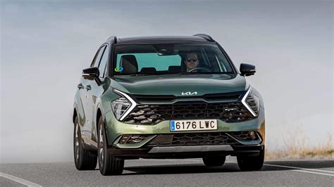 Vista frontal del Kia Sportage con el diseño de parrilla y faros 