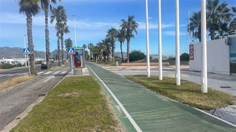 Avenida Ferrandis Salvador renovada con elementos cerámicos