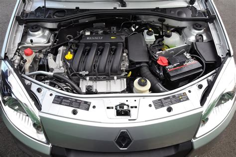 Mecánico diagnosticando un motor de Renault Sandero