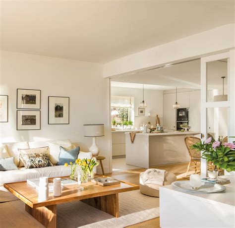 Distribución de un piso moderno con salón amplio, cocina equipada y tres dormitorios.