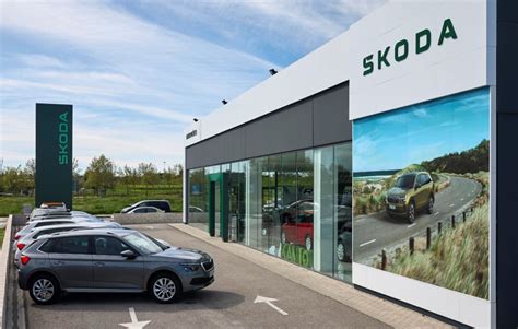 Interior de un concesionario Skoda con varios modelos de coches