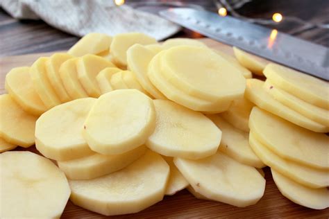 Patata cortada con jabón para platos