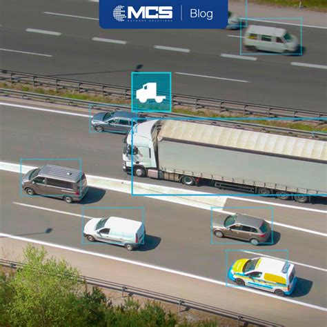 Cámara de tráfico instalada en un pórtico