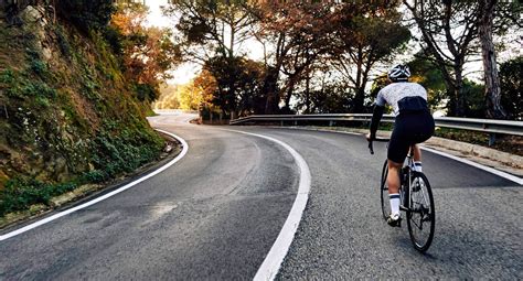 Ciclista en bicicleta de carretera con culote