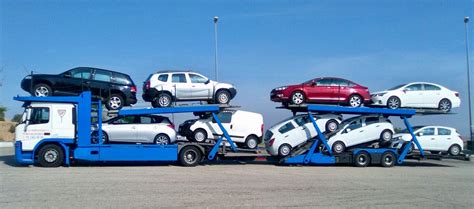 Flota de grúas portacoches Renault en un depósito