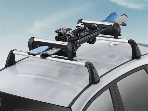 Mossa portaesquís cargado con esquís y tabla de snowboard