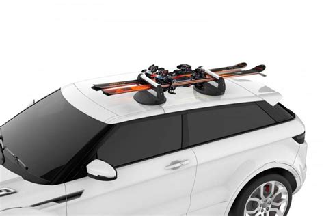 Portaesquís magnético Cora instalado en el techo de un coche