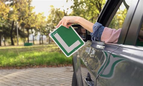 Persona recibiendo el carnet de conducir