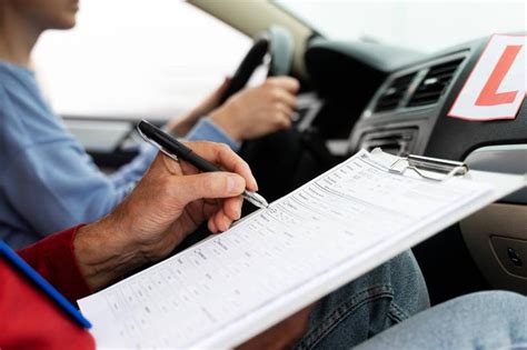 Persona realizando un examen médico para el carnet de conducir