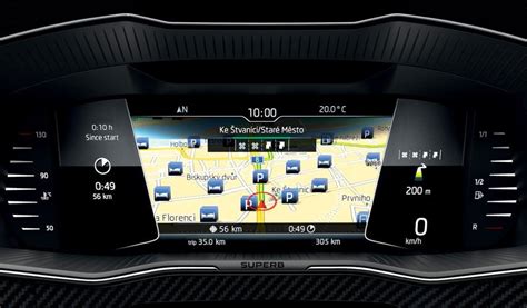 Interior de un Skoda Octavia mostrando los mandos de los elevalunas en la puerta del conductor