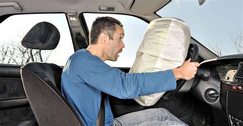Imagen de un airbag de coche desplegándose