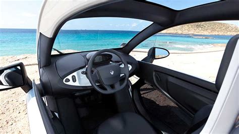 Interior del Renault Twizy con volante y tablero