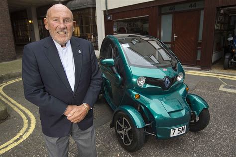 Stirling Moss conduciendo un Renault Twizy