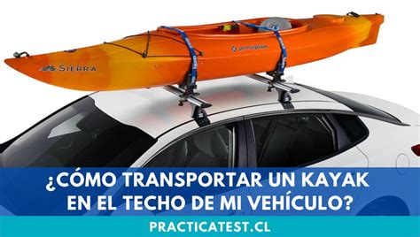 Bloques de espuma sobre el techo de un coche para transportar un kayak