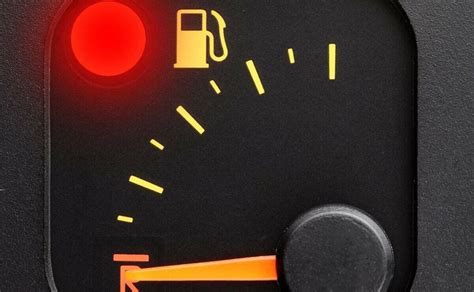 Testigo de reserva de combustible en el salpicadero