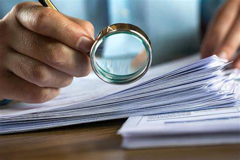 Imagen de un inspector revisando documentación de una ambulancia.
