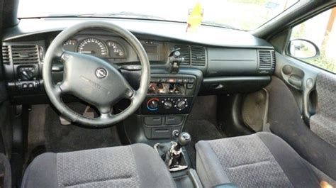 Opel Vectra B interior con énfasis en la consola central