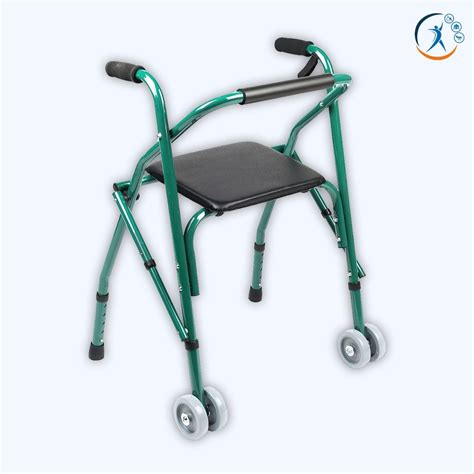 Persona mayor descansando en el asiento de un andador todoterreno