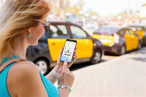 Imagen de una persona usando una aplicación de taxi en su teléfono móvil.