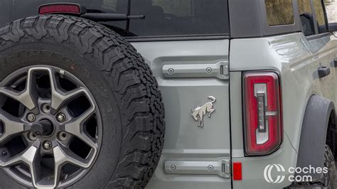 Todoterreno clásico con rueda de repuesto en el portón trasero