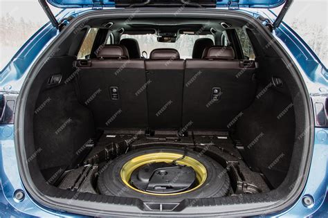 Comparación visual entre un maletero con rueda de repuesto y uno sin ella