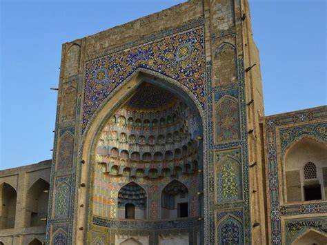 Fachada detallada de la Madraza Abdulaziz Khan con sus coloridos azulejos.