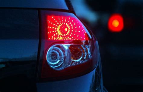 Ilustración de un coche con las luces de freno encendidas