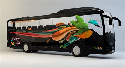 Un autobús urbano rotulado con un diseño vibrante y promocional