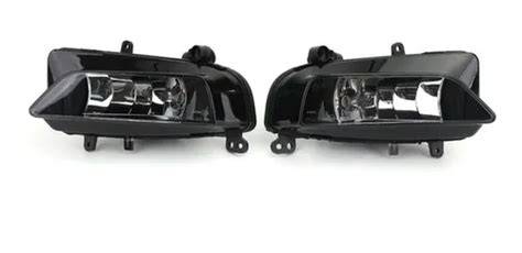 Comparativa visual entre un faro antiniebla halógeno y uno LED para un Opel Astra.