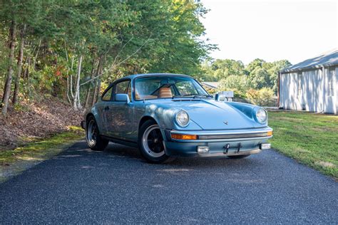 Porsche 911 de 1981 en un paisaje soleado