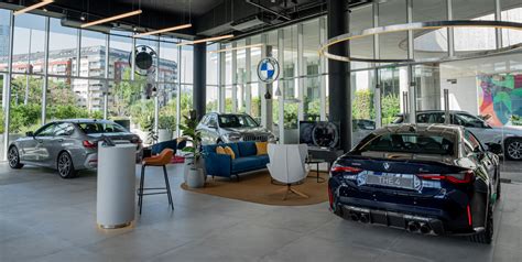 Un concesionario BMW moderno con varios vehículos expuestos.