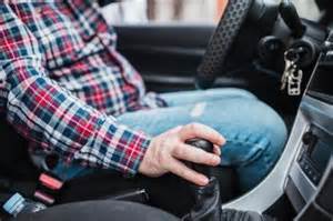 Dejar el coche en punto muerto en una bajada también consume