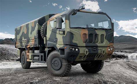 Camión militar 4x4 en terreno difícil