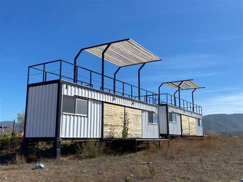 Interior de un contenedor militar modificado como vivienda