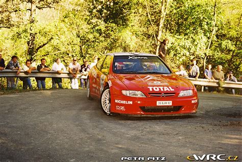 Philippe Bugalski celebrando una victoria con su Citroën Xsara Kit Car