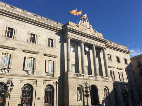 Fachada de un ayuntamiento español