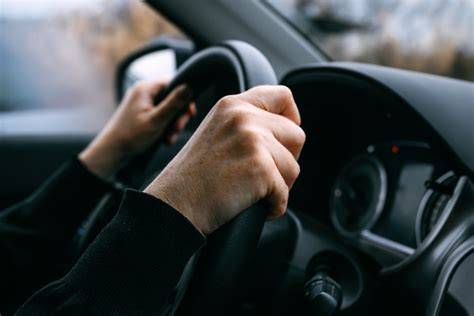 Piloto profesional al volante de un coche deportivo