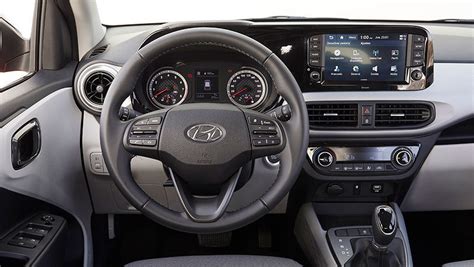 Interior del Hyundai i10 con pantalla central y sistemas de conectividad
