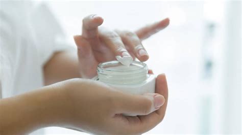Imagen de una persona aplicándose crema protectora en la piel.