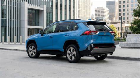 Toyota RAV4 Hybrid en un entorno urbano