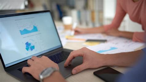 Persona utilizando un simulador de préstamos en un ordenador portátil