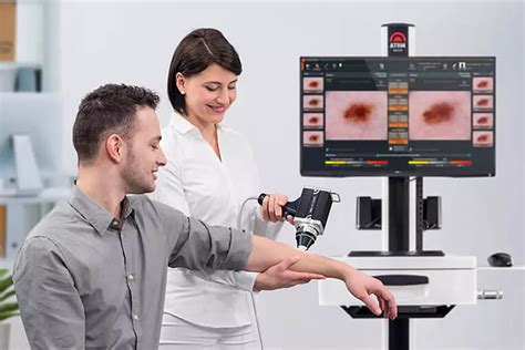 dermatoscopio digital examinando un lunar