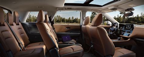 Nissan Pathfinder interior con fundas de asiento